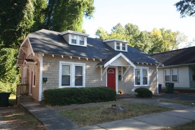 Main picture of 1400 W Chapel Hill St