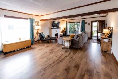 Main picture of 420 S Broadway