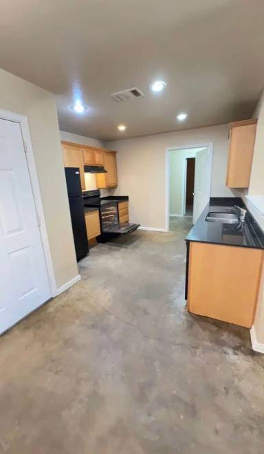 Main picture of 11 W Maple Ave