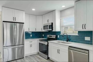 Main picture of 5206 Collins St