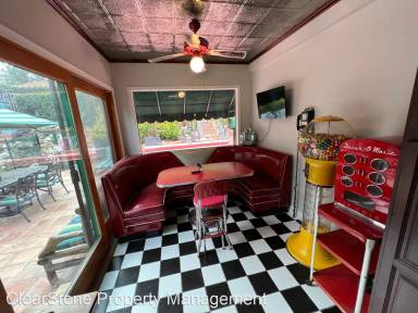 Main picture of 22942 Crespi St
