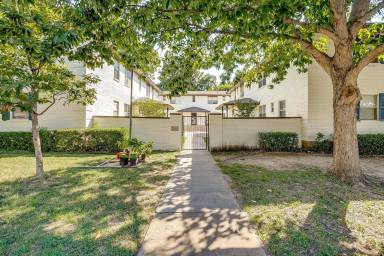 Main picture of 3417 S University Dr