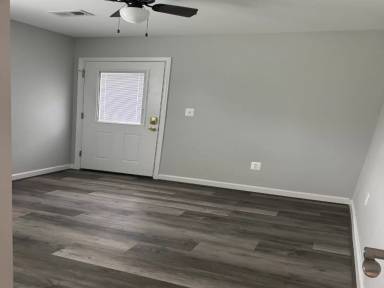 Main picture of 438 Main St