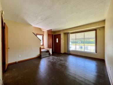 Main picture of 405 E Manhattan Blvd
