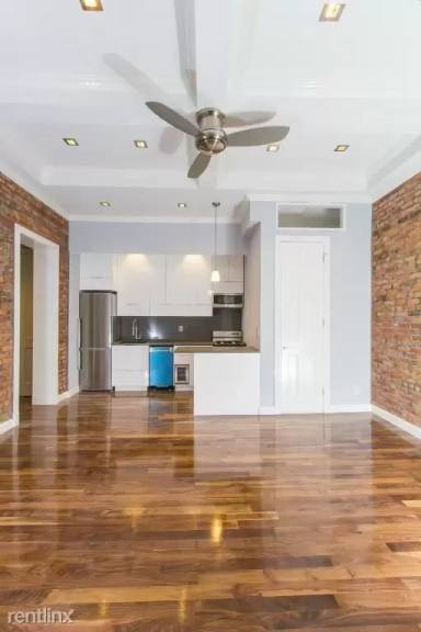 Main picture of 221 E 11th St