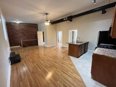 Main picture of 912 Portland St