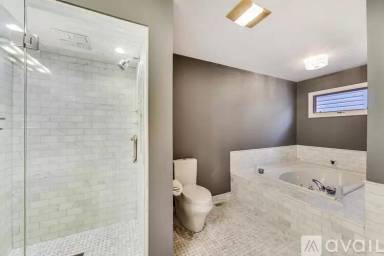 Main picture of 327 W Schiller St
