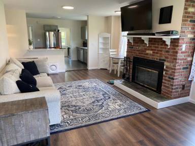 Main picture of 44 Mohegan St