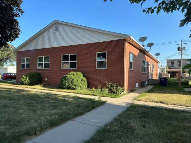 Main picture of 211 W 5th St