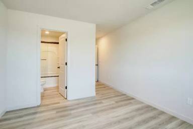 Main picture of 100 Douglas St