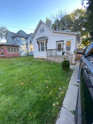 Main picture of 1320 N Broadway St