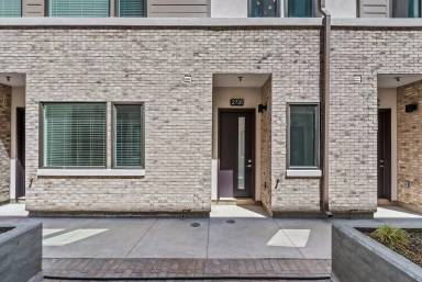 Main picture of 2731 W Stewart Ave