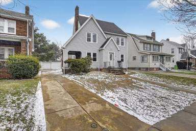 Main picture of 231 E 210th St