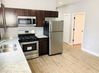 Main picture of 4155 W Roscoe St