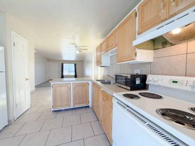 Main picture of 2384 S Derby St