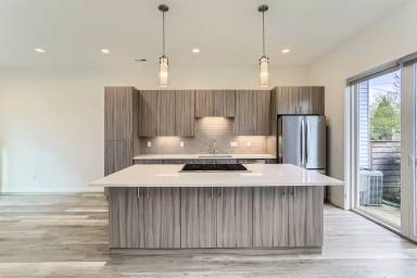 Main picture of 5715 N Michigan Ave