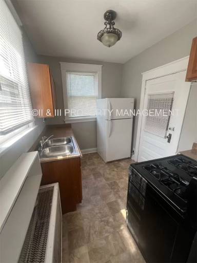 Main picture of 221 W 37th St