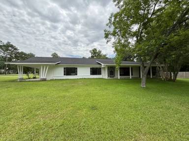 Main picture of 856 Woodland Dr