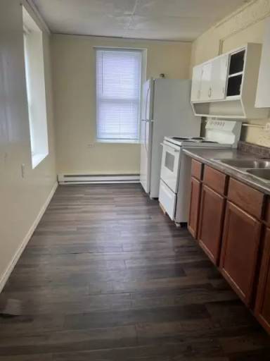 Main picture of 320 E 8th St