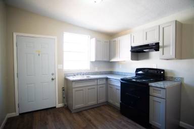 Main picture of 321 W Austin Ave