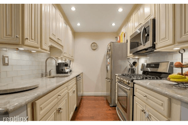 Main picture of 221 Washington St