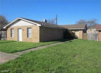 Main picture of 2803 Sprucewood St
