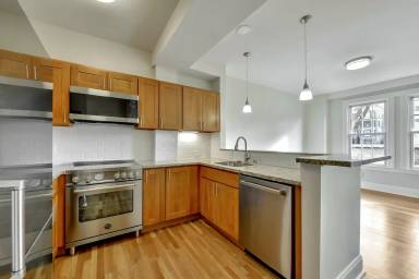 Main picture of 990 Bay St