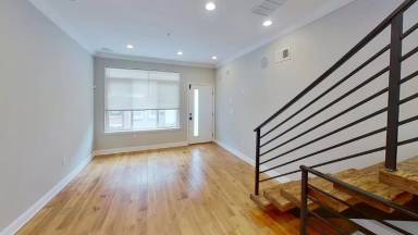 Main picture of 1450 N Dover St