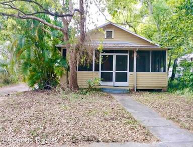 Main picture of 110 N Hyer Ave