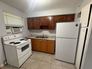 Main picture of 2000 Palafox St