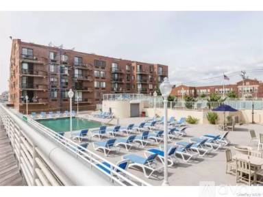 Main picture of 750 W Broadway