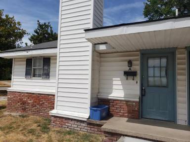 Main picture of 230 E 17th St