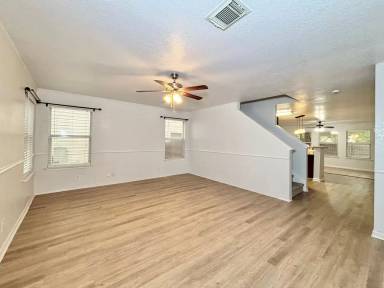 Main picture of 4918 Bending Elms