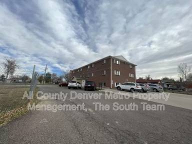 Main picture of 1676 Hanover St