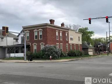 Main picture of 98 W Main St