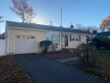 Main picture of 952 Crescent Dr