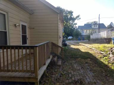 Main picture of 1731 Clawson St