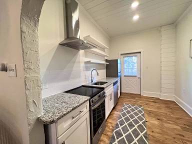 Main picture of 939 Clark St