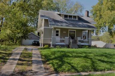 Main picture of 107 S Riverside Dr