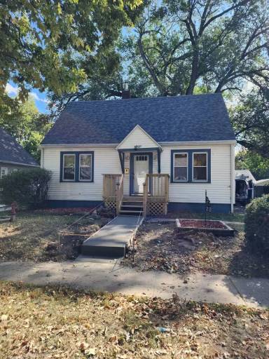 Main picture of 2621 Lyon St