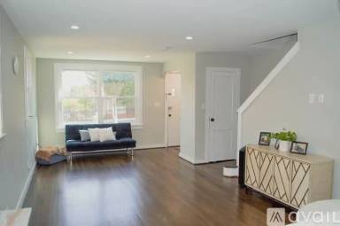 Main picture of 536 Riggs Rd NE