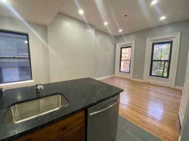 Main picture of 11 E Springfield St