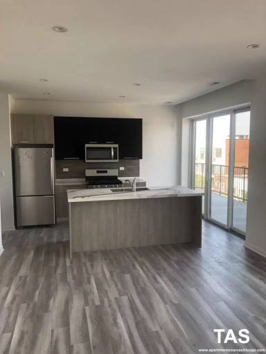 Main picture of 2533 W Fullerton Ave