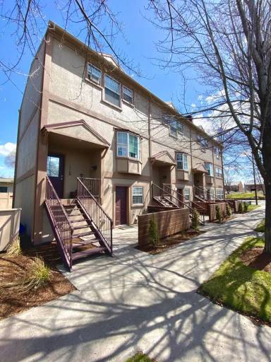 Main picture of 108 NW Wall St