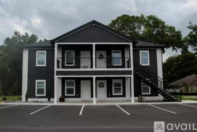 Main picture of 450 NW Lake City Ave