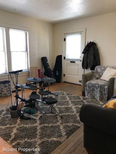 Main picture of 911 Pleasant 915 Pleasant