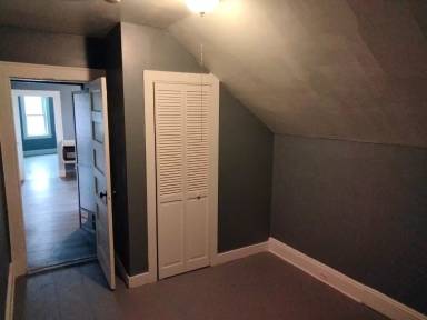 Main picture of 2352 Barnum Ave