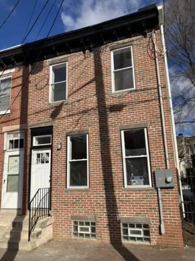 Main picture of 221 Elm St