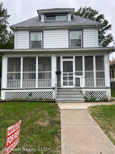 Main picture of 2214 Iowa St
