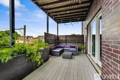 Main picture of 2027 W Armitage Ave